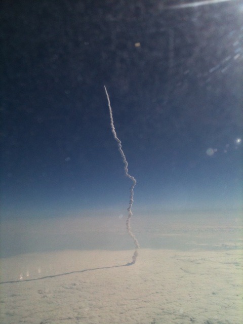 Endeavour_space_shuttle_picture_from_airplane